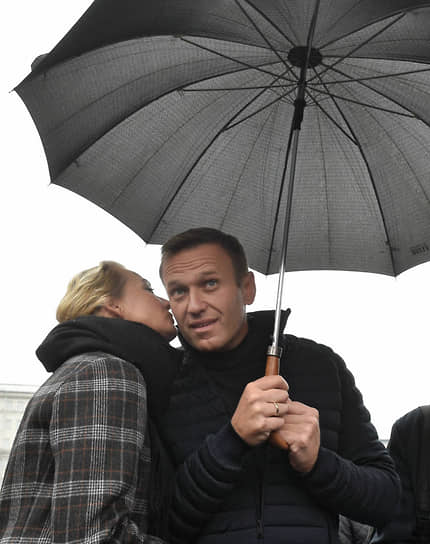 Оппозиционный политик Алексей Навальный с женой Юлией