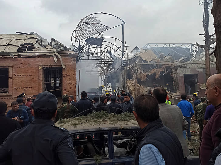 Азербайджан опроверг сообщение об уничтожении военного аэродрома в Гяндже, опубликовал фотографии с разрушениями в черте города и сообщил об одном погибшем и 32 раненых мирных жителях