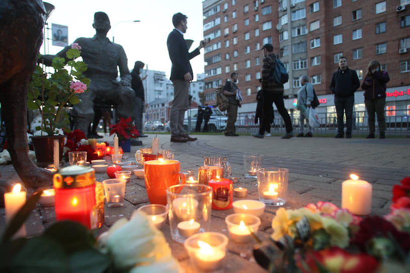 Нижегородцы все выходные приносили цветы к месту гибели журналистки