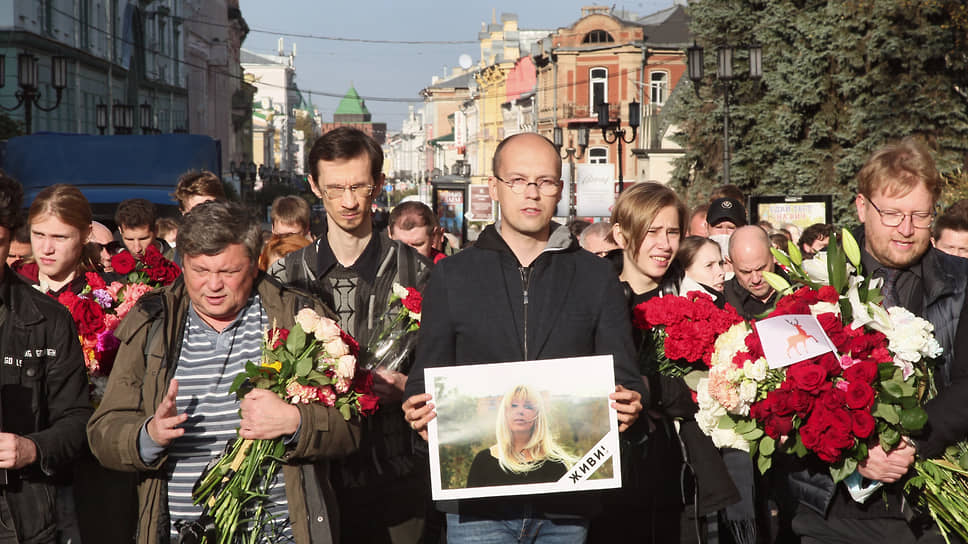 Жители Нижнего Новгорода простились с Ириной Славиной аплодисментами и траурным шествием