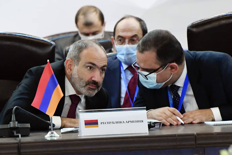 ремьер-министр Армении Никол Пашинян (слева) во время заседания межправительственного совета стран ЕАЭС