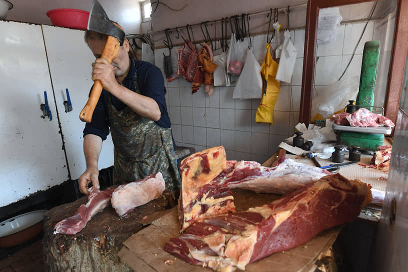 Продавец в мясной лавке на рынке Степанакерта