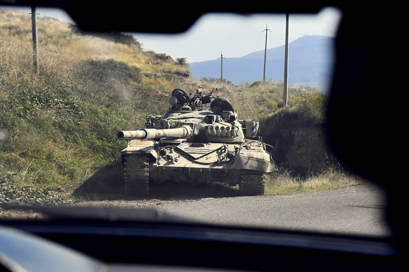 Военная техника на шоссе в Гадрудском районе Нагорного Карабаха