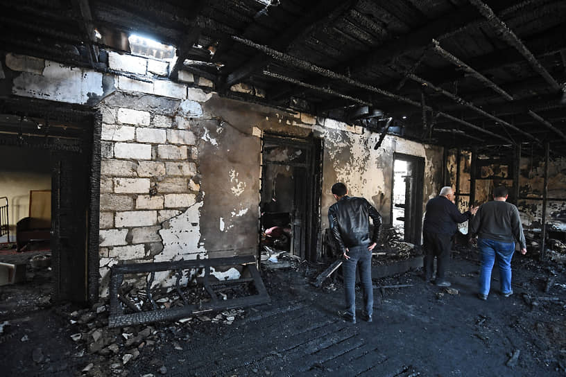 Сгоревший дотла после обстрелов дом в Барде