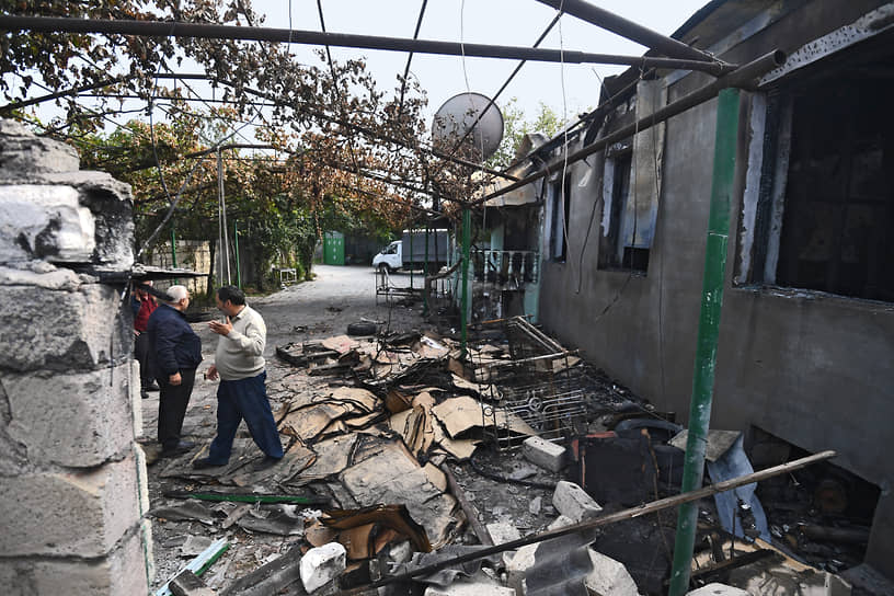 Разбомбленный двор одного из домов в Барде