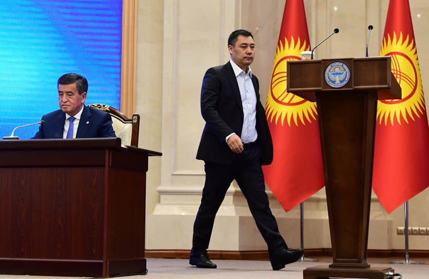 Ушедший в отставку президент Киргизии Сооронбай Жээнбеков (слева) и и. о. президента Кирзигии Садыр Жапаров