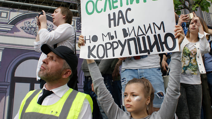 Чиновников просят поделиться с народом