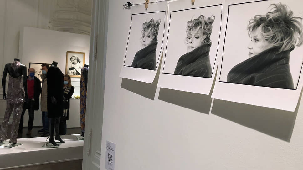Хозяйка квартиры и выставки Жанна Моро смотрела на посетителей с фотографий, сделанных Брижит Лакомб в Нью-Йорке в 1996 году