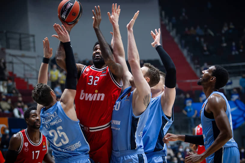 Баскетболисты «Зенита» (в голубой форме) начиная с середины второй четверти безуспешно пытались догнать «Олимпиакос»