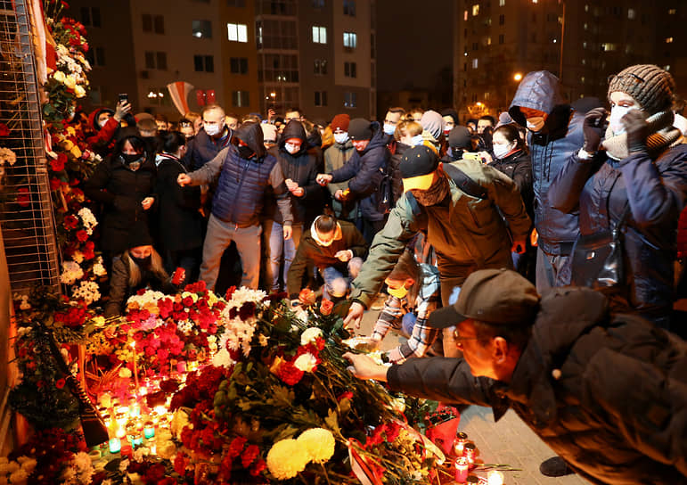 Трансформаторная будка на «площади перемен» в Минске стала местом стихийного траура после трагической гибели местного жителя