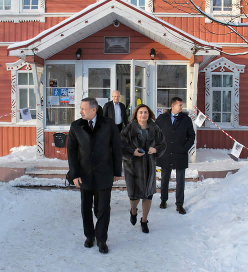 Многие в Петербурге уверены, что на посту главы горизбиркома Наталья Чечина (в центре) продолжит следовать курсом губернатора Александра Беглова (слева)
