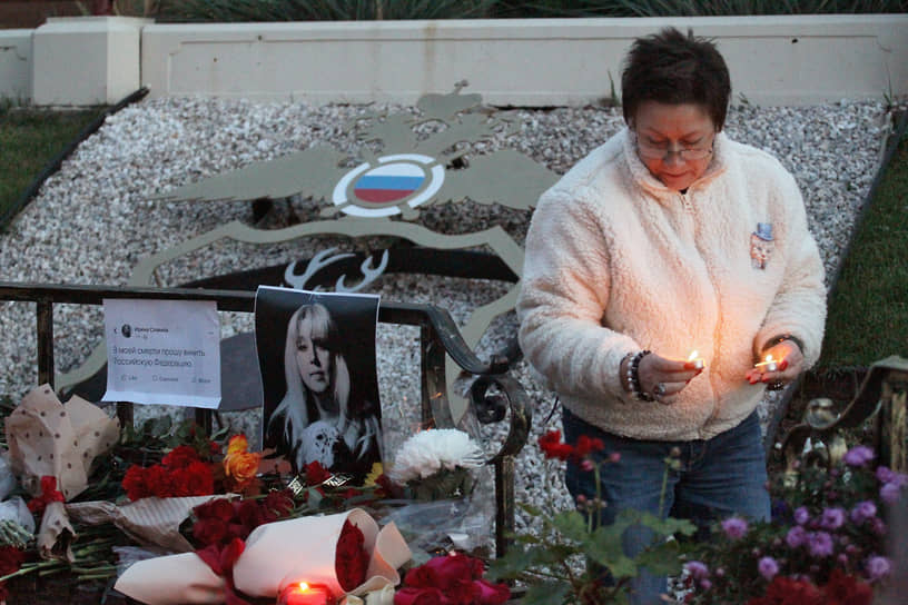 Место гибели журналистки Ирины Славиной стало стихийным мемориалом