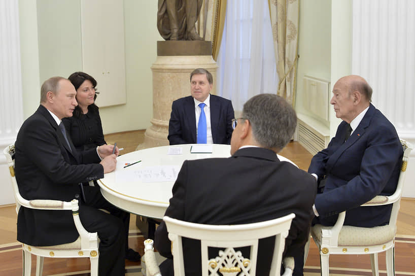 Бывший президент Франции Валери Жискар д&#39;Эстен (справа) на встрече с президентом России Владимиром Путиным в 2015 году