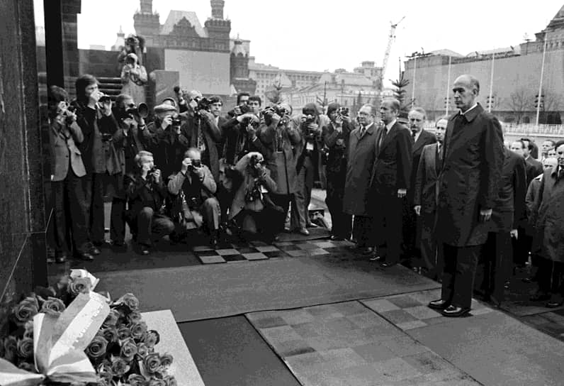 Президент Франции Валери Жискар д'Эстен во время церемонии возложения венков к Мавзолею в Москве в 1979 году