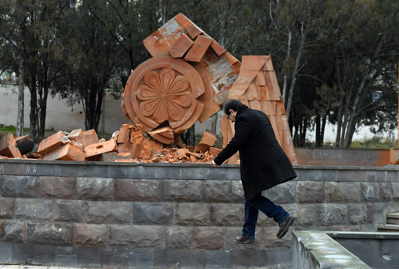 Памятник воинам-освободителям, погибшим во время вооруженного столкновения в Нагорном Карабахе в 2016