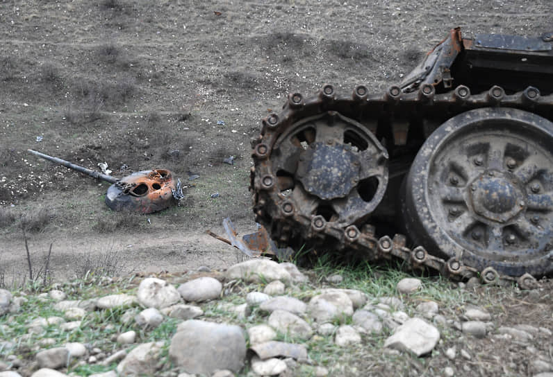 Сгоревший во время боев танк в селе Суговушан