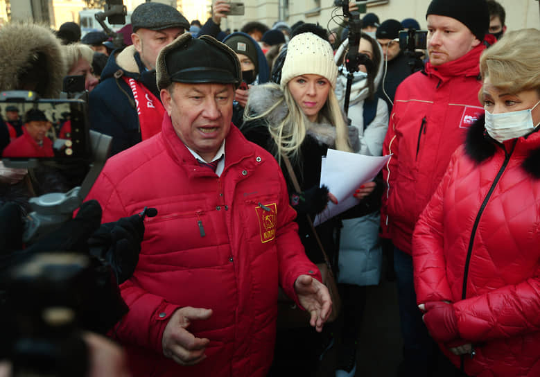 Коммунисты в лице Валерия Рашкина (слева) добавляют политической окраски родительским протестам против дистанционного образования, порой оттесняя их лидеров на второй план