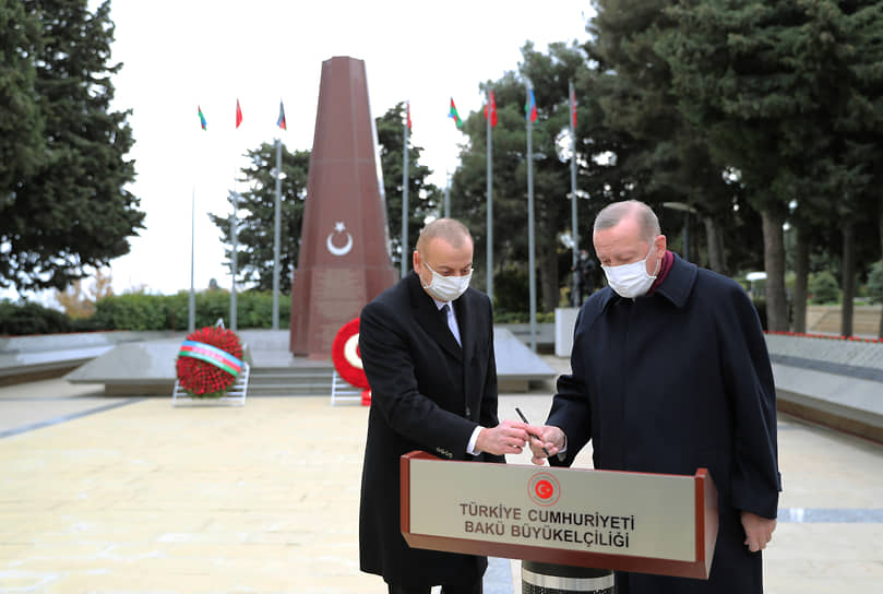 До парада президент Азербайджана Ильхам Алиев (слева) и президент Турции Реджеп Тайип Эрдоган вместе посетили Аллею шахидов, где похоронены герои азербайджанского народа