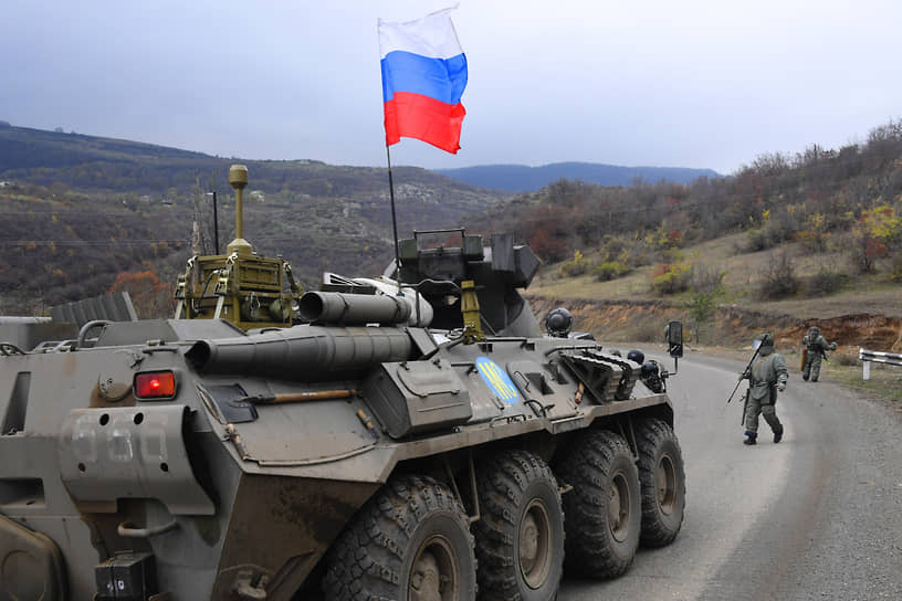 Саперы российских миротворческих сил во время разминирования придорожной территории в Нагорном Карабахе