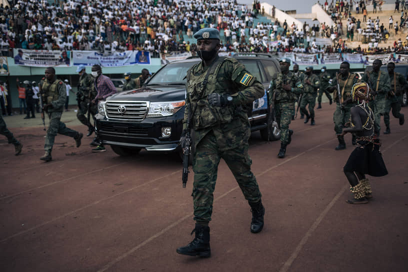 Личную охрану президента ЦАР Фостен-Арканжа Туадера обеспечивают руандийские миротворцы и российские ЧВК (на фото: президент ЦАР прибывает на предвыборный митинг)