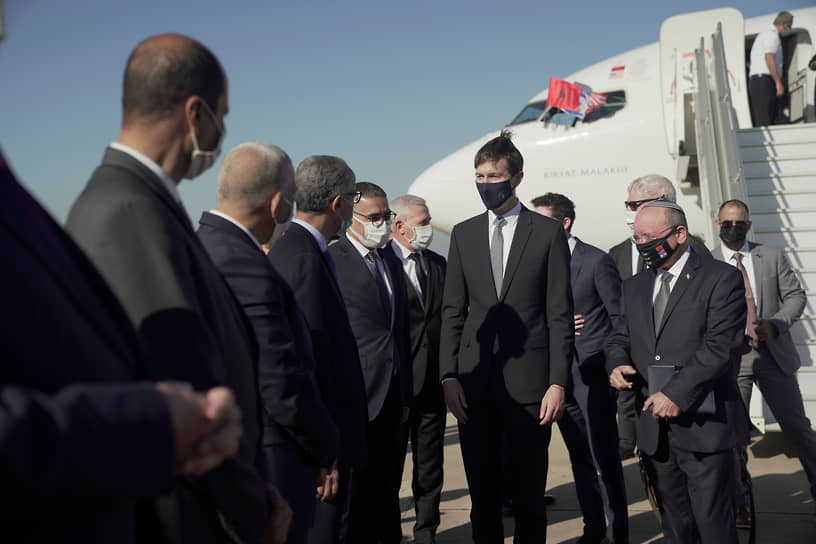 Cтарший советник и зять президента США Джаред Кушнер и глава Совета национальной безопасности Израиля Меир Бен-Шаббат в Рабате