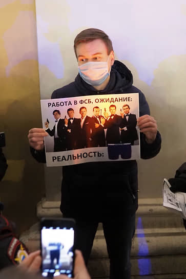 Участники акции в поддержку требования открыть уголовное дело по факту предполагаемого отравления политика Алексея Навального