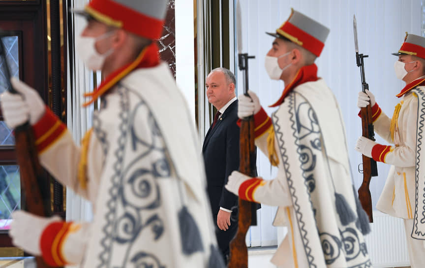 Бывший президент Молдавии Игорь Додон (в центре) на церемонии инаугурации Майи Санду
