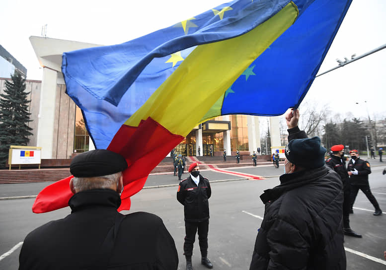 Церемония инаугурация президента Молдавии Майи Санду во Дворце Республики. Сотрудники полиции и участники митинга у здания Дворца