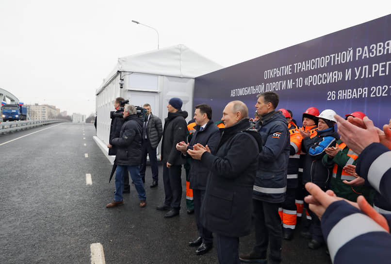 Президент России Владимир Путин (в центре), губернатор Московской области Андрей Воробьев (в центре слева) и директор по подготовке производства и гарантийной эксплуатации инфраструктурного строительства АО «Стройтрансгаз» Андрей Ливенцов (в центре справа)