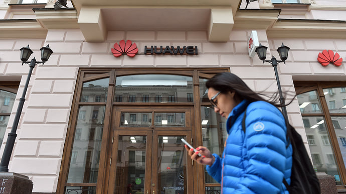 Huawei мониторит столы