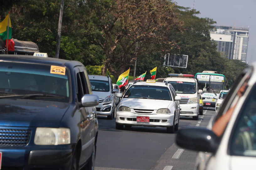 Сторонники военного переворота разъезжают в машинах с национальным флагом