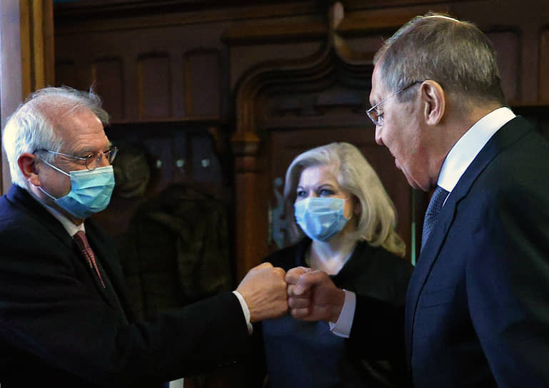 Глава европейской дипломатии Жозеп Боррель (слева) не хотел, чтобы между ЕС и РФ возникла «стена молчания», но в итоге мог 
