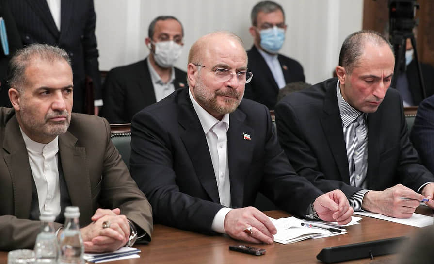 Спикер Меджлиса Ирана Мохаммад Багер Галибаф (в центре) дал понять, что, если с его страны не будут сняты санкции, Тегеран не выйдет сразу из «ядерной сделки», а будет постепенно отказываться от своих обязательств по этому договору
