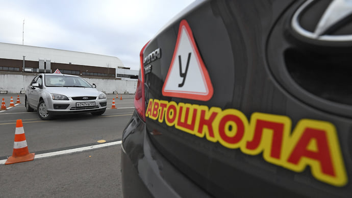 Вирус притормозил автошколы