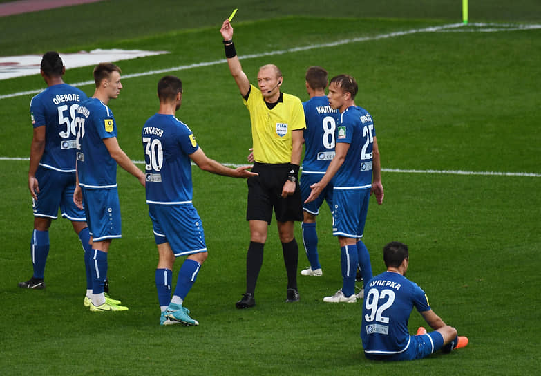 Благодаря помощи РФС и РПЛ «Тамбов» (в синей форме) доиграет нынешний сезон до конца