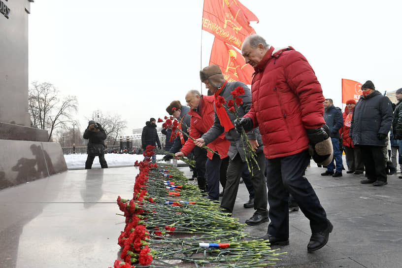 Заместитель председателя ЦК КПРФ, председатель комитета Госдумы по аграрным вопросам Владимир Кашин, лидер КПРФ, член комитета Госдумы по делам Содружества Независимых Государств, евразийской интеграции и связям с соотечественниками Геннадий Зюганов, первый заместитель председателя комитета Госдумы по международным делам Дмитрий Новиков и первый заместитель председателя комитета Госдумы по делам национальностей Валерий Рашкин во время церемонии возложения цветов к памятнику Георгия Жукова на Манежной площади