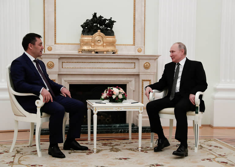 Президент Киргизии Садыр Жапаров (слева) во время встречи с президентом России Владимиром Путиным