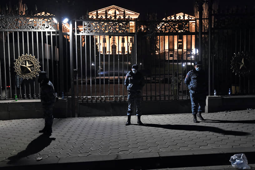 Сотрудники полиции у здания Национального собрания Армении в Еревaне
