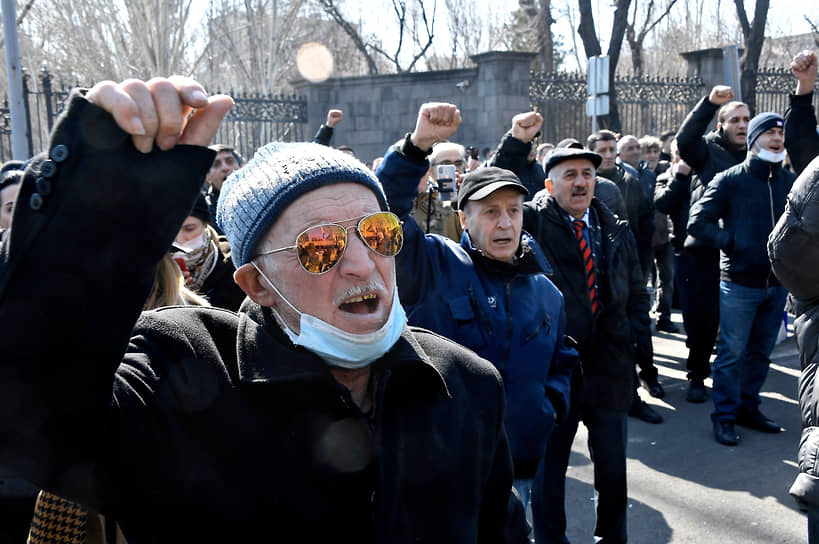 Участники митинга оппозиции у здания Национальной академии наук в Еревaне