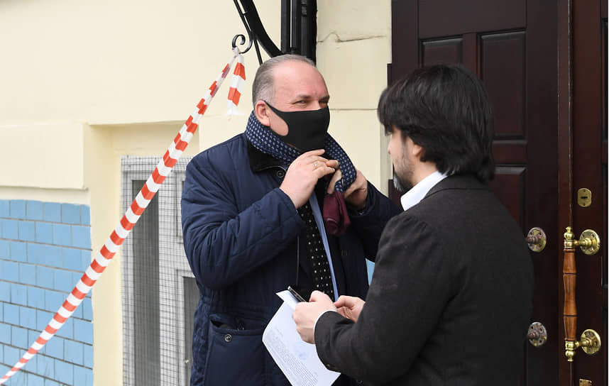 Михаил Мень (слева) и его адвокат Мурад Мусаев пока не определились, что делать со сроком давности по делу аудитора Счетной палаты