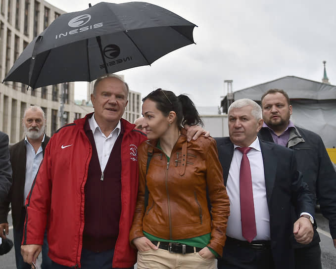 Руководство КПРФ (слева — лидер партии Геннадий Зюганов) готово доверить Анастасии Удальцовой (в центре) один из одномандатных округов Москвы