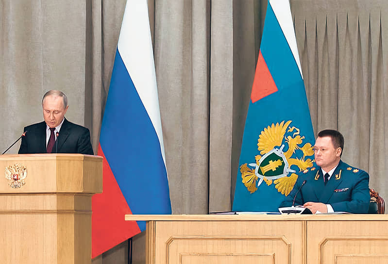 Президент России Владимир Путин (слева) и генеральный прокурор России Игорь Краснов 