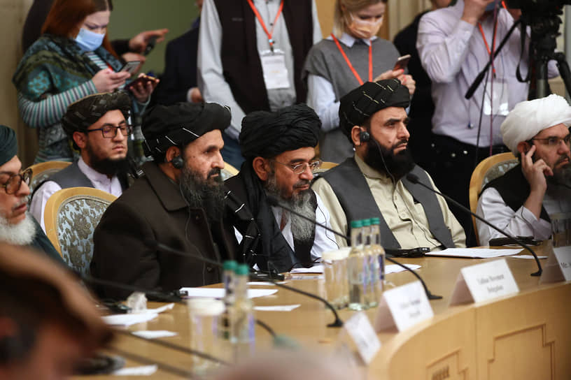 Заместитель лидера движения «Талибан» мулла  Абдул Гани Барадар (в центре) во время конференции