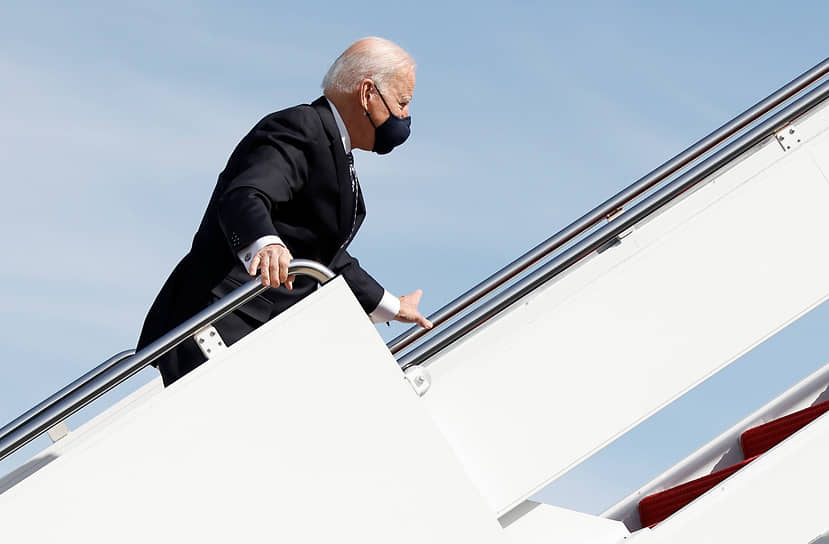 Джо Байден трижды чуть не упал, поднимаясь по трапу президентского самолета,— «из-за сильного ветра», объяснила его пресс-служба