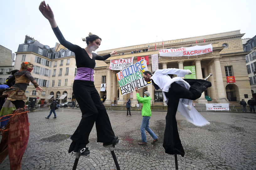Протесты оккупировавших парижский «Одеон» выглядят карнавально, но требования за ними стоят нешуточные
