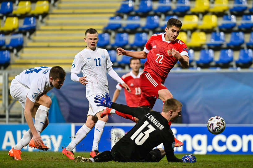 17-летний полузащитник российской молодежки Арсен Захарян (№22) забил один из четырех мячей в ворота исландцев и заработал пенальти