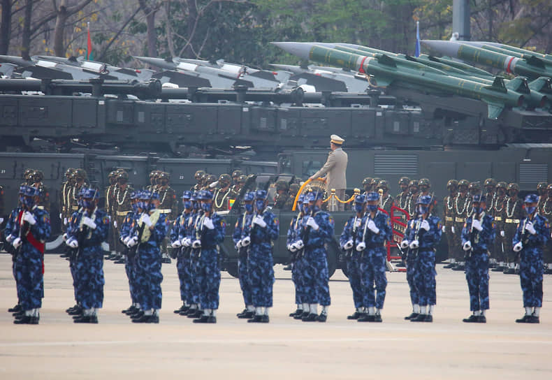 Главнокомандующий Мьянмы Мин Аун Хлаин на параде по случаю Дня вооруженных сил