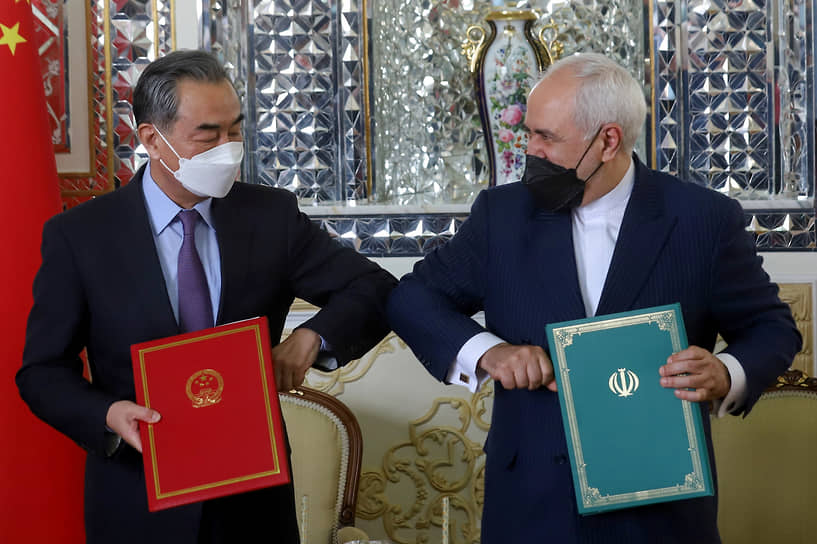Подписанное главами МИД Китая и Ирана Ван И и Джавадом Зарифом соглашение о всеобъемлющем стратегическом партнерстве между двумя странами сроком на 25 лет предполагает развитие двусторонних отношений по 20 различным направлениям, в том числе и военно-техническому
