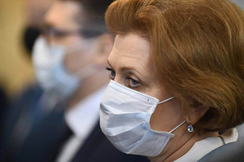 Глава Роспотребнадзора Анна Попова не забывает об опасности новых штаммов коронавируса, которые россияне привозят из-за рубежа
