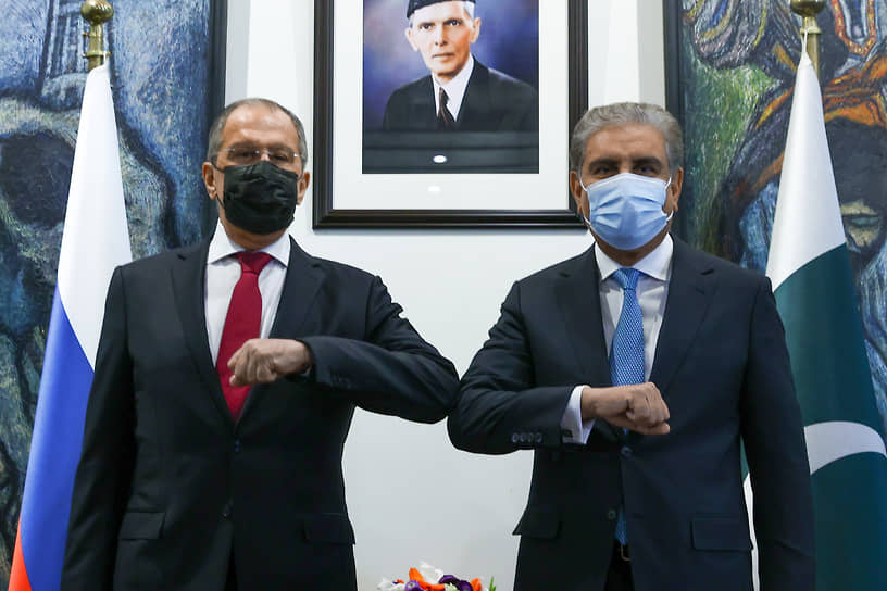 Глава МИД России Сергей Лавров (слева) и глава МИД Пакистана Шах Махмуд Куреши